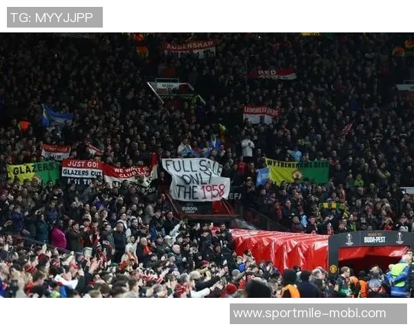 曼联客场球迷信息抽查引发工作人员不满与争议